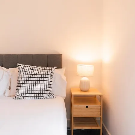 The Distillery Penthouse דירה